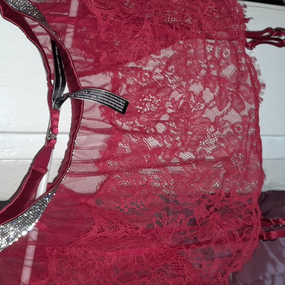 Red VS garter belt - Picture 3 of 3